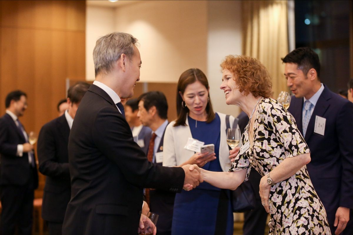 Dean Gillian Lester meeting with CLS alumni in Japan