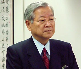 Itsou Sonobe, a justice on the Supreme Court of Japan for nearly a decade, delivered a special lecture at the Law School in 2003 to celebrate the donation of his personal law library to Columbia’s Toshiba Library.
