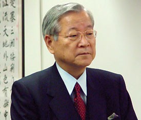 Itsou Sonobe, a justice on the Supreme Court of Japan for nearly a decade, delivered a special lecture at the Law School in 2003 to celebrate the donation of his personal law library to Columbia’s Toshiba Library. Itsou Sonobe, a justice on the Supreme Court of Japan for nearly a decade, delivered a special lecture at the Law School in 2003 to celebrate the donation of his personal law library to Columbia’s Toshiba Library.
